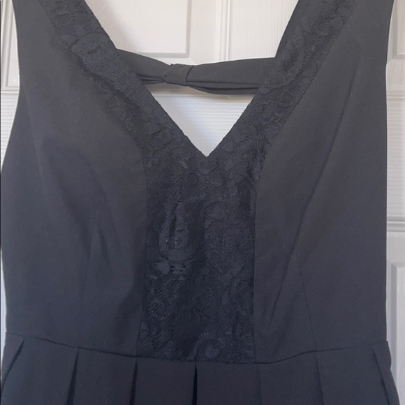 Black dress with lace detail - Picture 3 of 5
